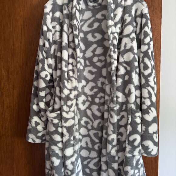 Warm, comfy women's robe with pockets and belt. Gently worn. - Picture 4 of 5